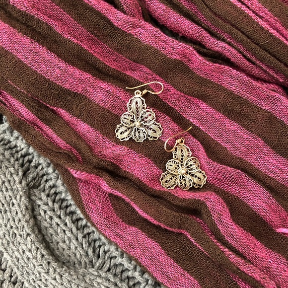 Silver engraved flower earrings - Picture 3 of 5